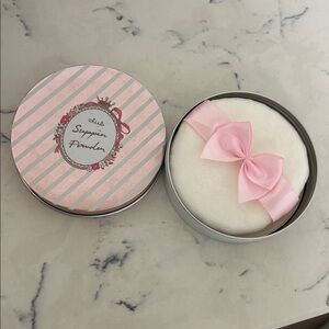 Club Cosmetics Suppin white Powder with Floral Bouquet Fragrance 26g